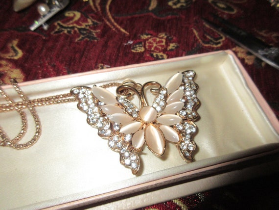 Lovely vintage goldplated ornate beige moonglow glass rhinestone butterfly pendant necklace