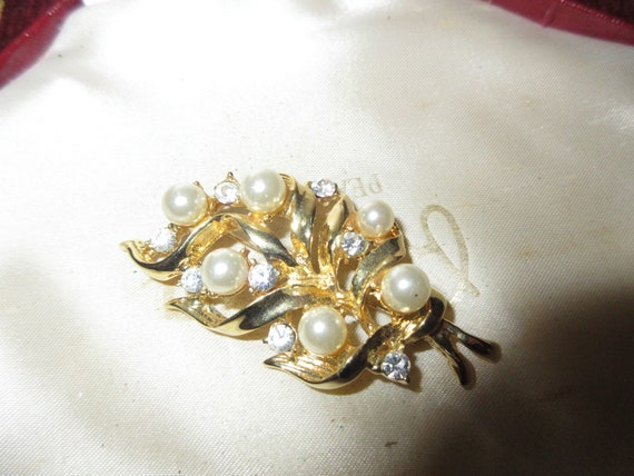 Lovely vintage gold plated seed pearl rhinestone floral brooch