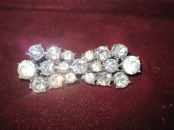 Lovely vintage silvertone clear rhinestone   brooch