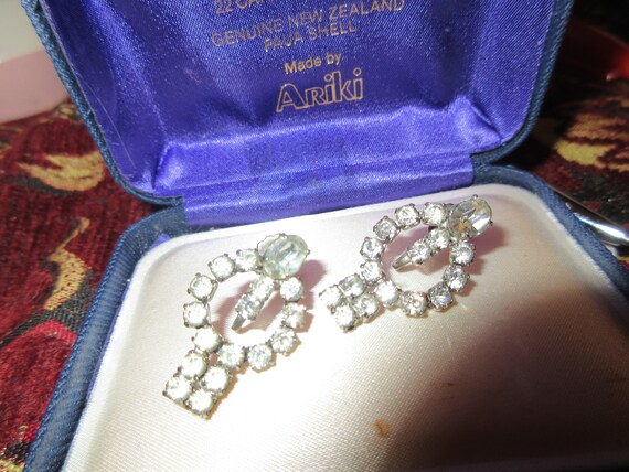 Lovely pair of vintage sparkly rhinestone screw  on earrings