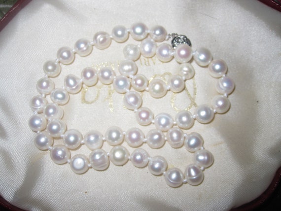 Lovely 7m high lustre freshwater cultured white pearl  necklace