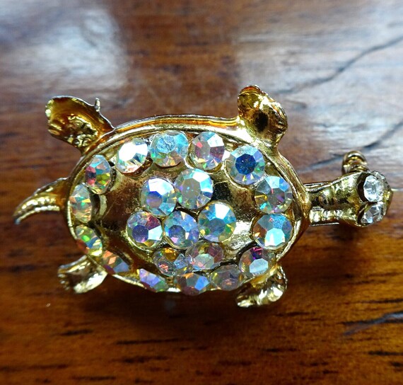 Lovely vintage gold plated rainbow aurora borealis rhinestone turtle brooch