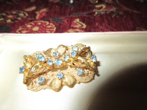 Lovely vintage goldplated  blue rhinestone layered floral  brooch