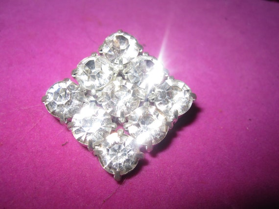 Beautiful vintage Silvertone & Clear rhinestone   brooch