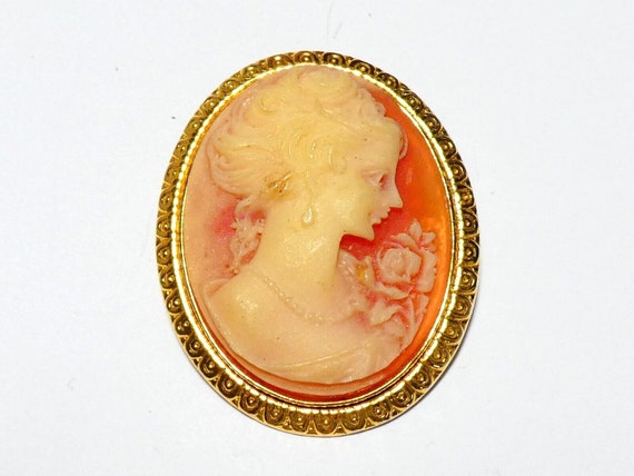 Attractive vintage goldtone carved resin cameo brooch