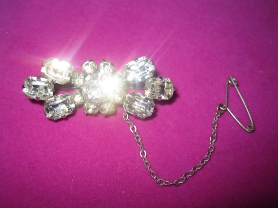 Lovely vintage Deco clear rhinestone silver tone brooch with safety chain