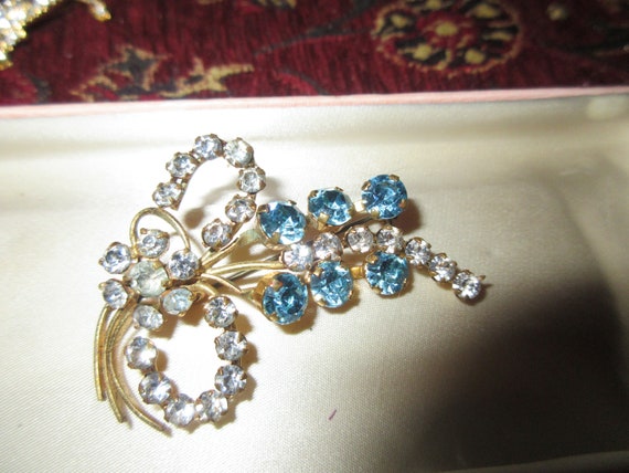 Lovely Vintage goldtone clear and blue rhinestone floral brooch