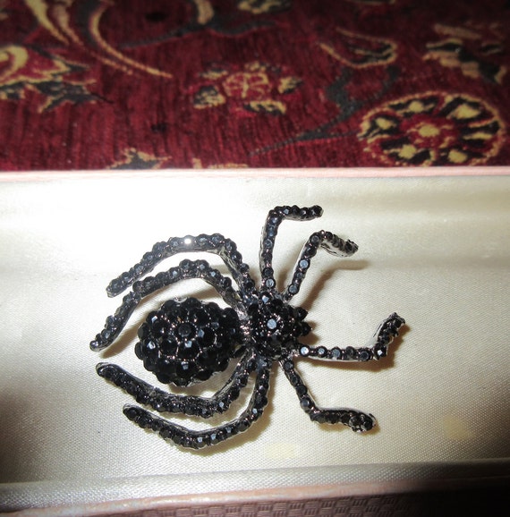 Lovely silvertone black rhinestone spider brooch