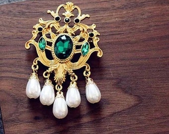 Pretty vintage Goldplated fx pearl and green rhinestone baroque style brooch