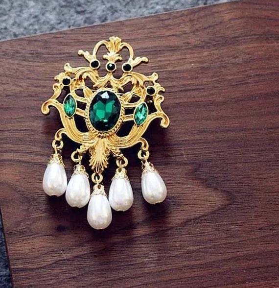 Pretty vintage Goldplated fx pearl and green rhinestone baroque style brooch