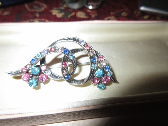 Beautiful vintage silvertone multicoloured rhinestonebow style brooch