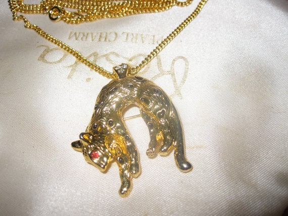 Lovely vintage gold plated hanging leopard pendant necklace or brooch