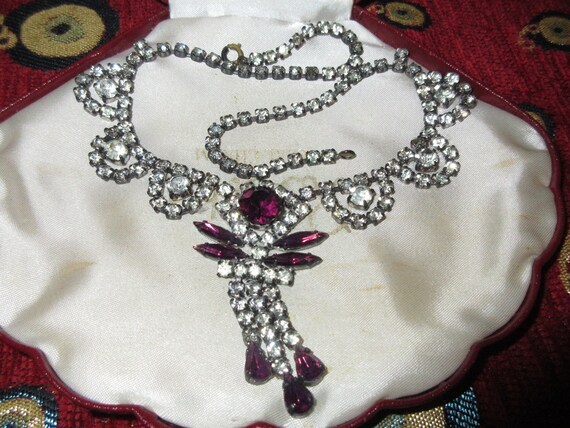 Lovely vintage silvertone purple and clear rhinestone droplet necklace