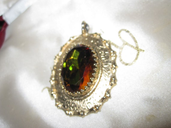 Lovely vintage Signed Sarah Coventry goldtone green topaz glass pendant