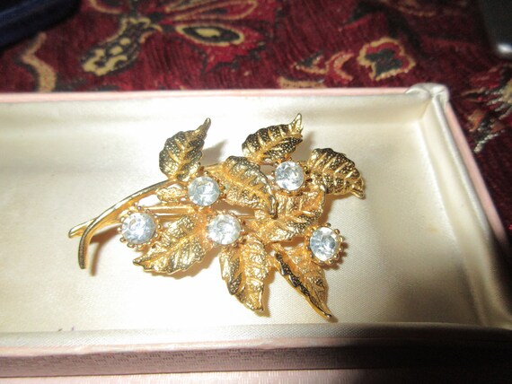 Lovely vintage quality goldplated rhinestone floral brooch