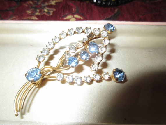 Lovely vintage goldtone clear and blue rhinestone floral  brooch