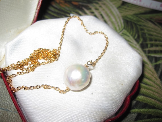 Lovely 18 ct yellow gold plated lustrous Kasumi white pearl pendant necklace