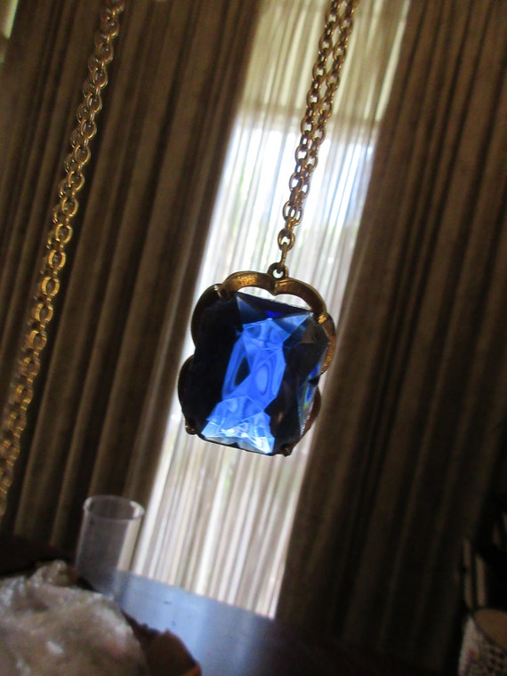 Lovely vintage gold metal large faceted sapphire blue glass pendant necklace