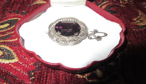 Fabulous  vintage  Silvertone Filigree amethyst  Purple Faceted Glass brooch