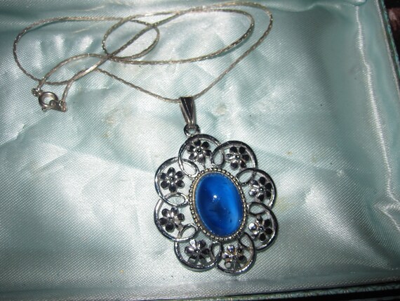 Beautiful vintage silvertone blue opaque glass cabochon floral pendant necklace