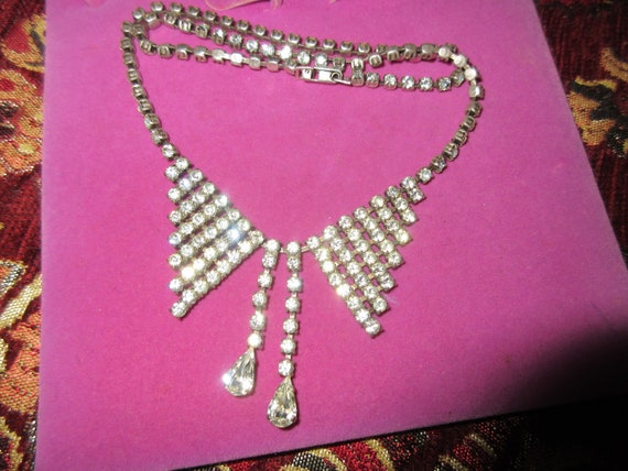 Wonderful  vintage silvertone rhinestone bow dangle  necklace