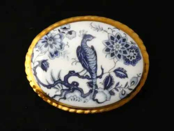 Beautiful Vintage  porcelain handpainted birds brooch with gilt gold edging 2"