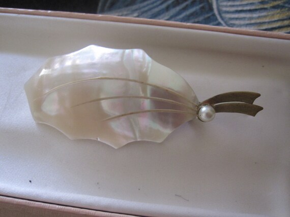 Lovely vintage mother of pearl  goldtone leaf seed pearl  brooch