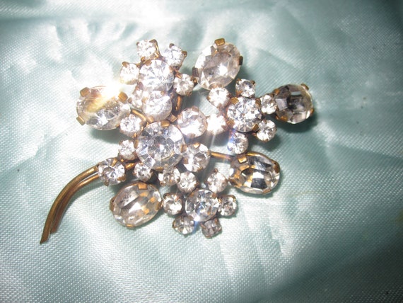 Lovely vintage goldtone foil backed vintage sparkly clear rhinestone daisy flower brooch