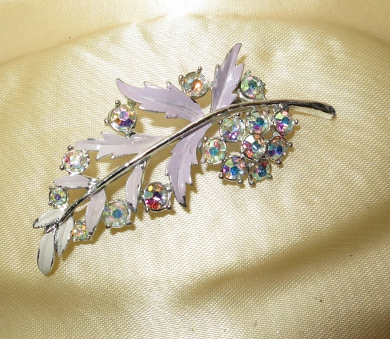 Lovely vintage  enamel rhinestone flower brooch