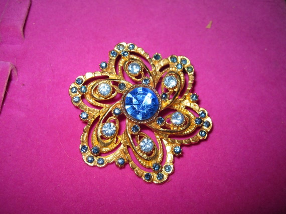 Charming vintage goldtone blue glass flower  brooch