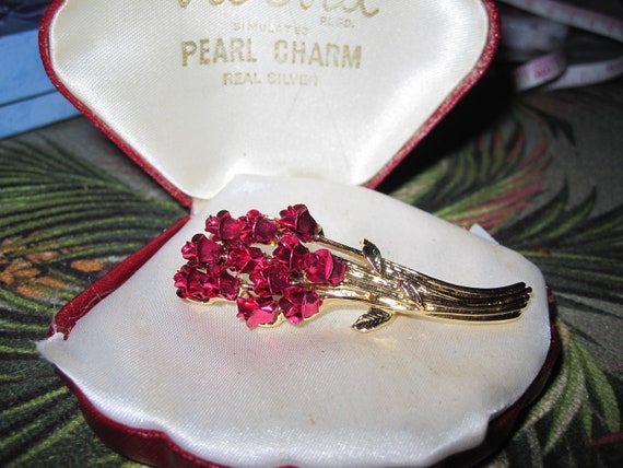 Beautiful vintage goldtone metallic red bunch of roses brooch