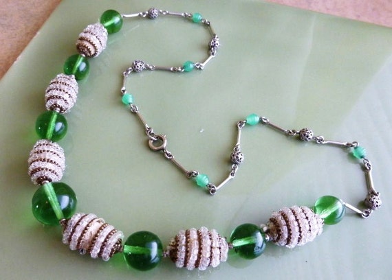 Lovely vintage 1940s Art Deco emerald green glass & rhinestone necklace