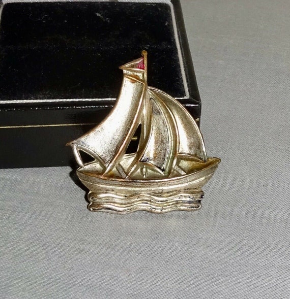 Lovely vintage silvertone sailing ship or yacht brooch