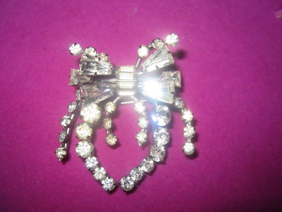 Lovely vintage signed Austrian rhinestone diamante floral brooch