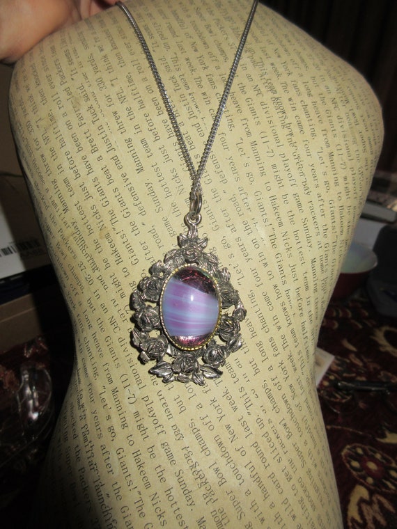 Beautiful Scottish vintage silvertone purple banded glass pendant necklace 24"