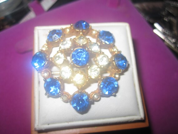 Wonderful Vintage goldplated  sapphire blue glass gilt gold  brooch