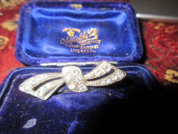 Beautiful vintage Deco silvertone  rhinestone  bow brooch