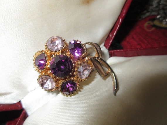 Beautiful Vintage goldtone amethyst purple lilac rhinestone floral brooch