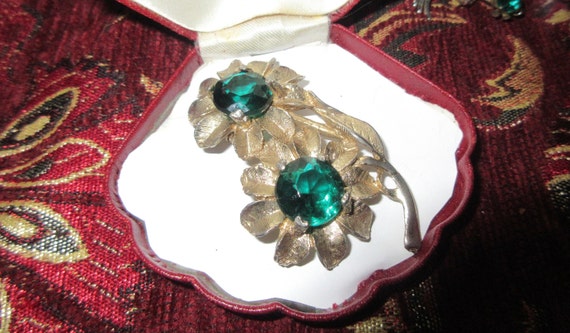 Lovely vintage  Goldtone emerald green rhinestone floral spray brooch