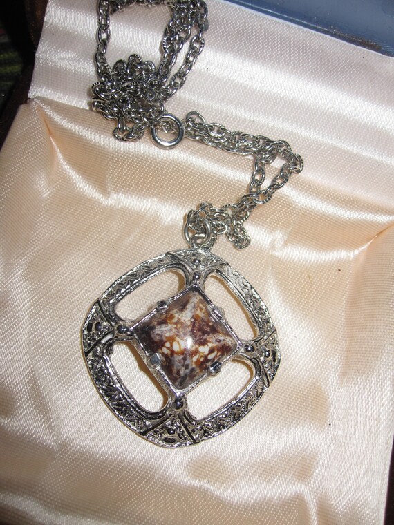 Nice Vintage Scottish silvertone brown cream Agate pendant necklace