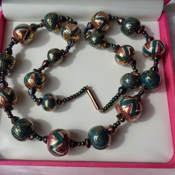 Bellissima collana vintage con perline di porcellana dipinta a mano in oro dorato orientale