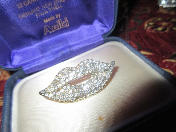 Lovely vintage gold plated rhinestone lips brooch