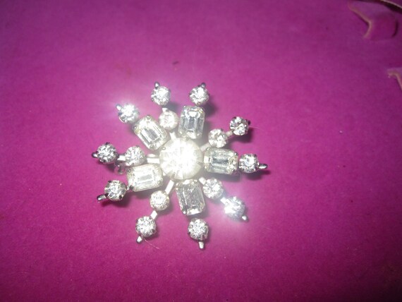 Beautiful Vintage silvertone  sparkly rhinestone starburst brooch