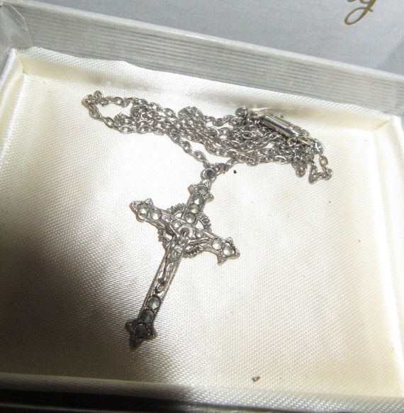 Lovely vintage silvertone marcasite religious Cross Pendant necklace