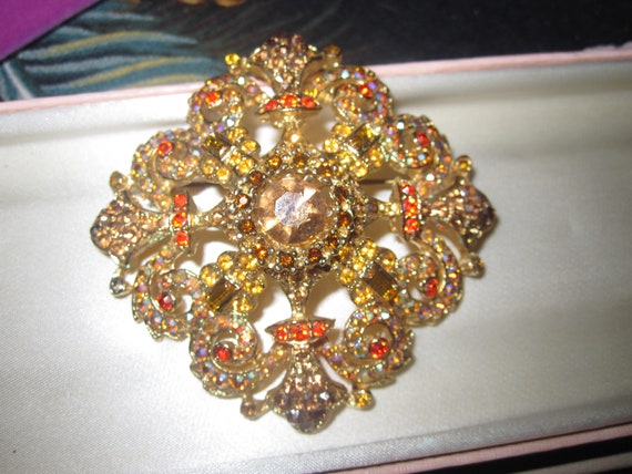 Beautiful vintage goldplated layered topaz  rhinestone brooch