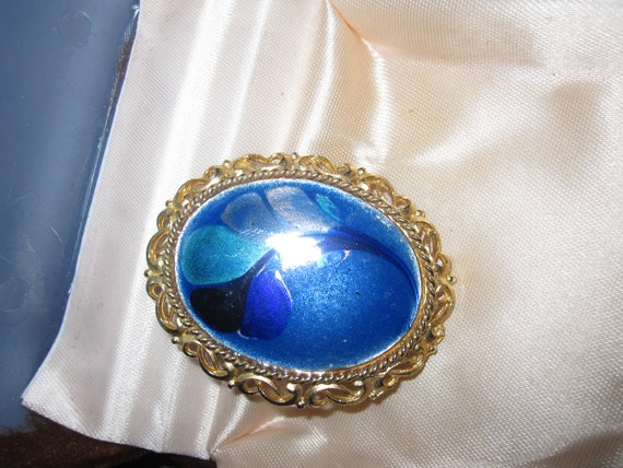 Beautiful vintage goldtone blue foiled art glass brooch