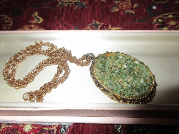 Lovely vintage  Scottish goldtone natural green agate chip pendant necklace