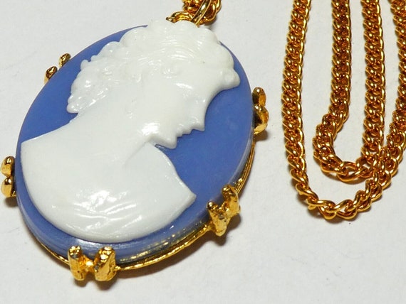 Lovely vintage lucite cameo lady gold tone pendant necklace
