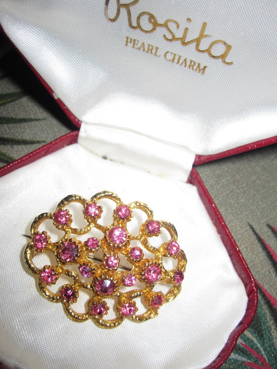 Lovely  vintage  Oval Openwork Pink Rhinestone Slightly Domed brooch