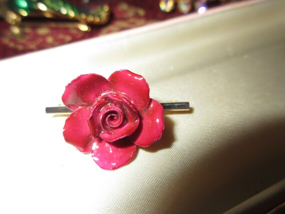 Charming vintage goldtone rose flower porcelain bar brooch